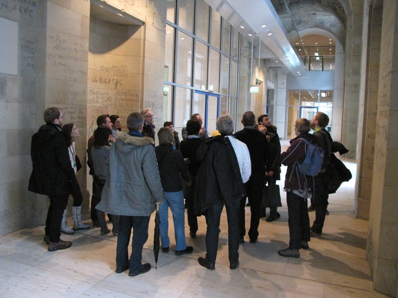 reichstag uitleg.jpg - De gids neem ons mee door de gangen waar graffiti op de muren staat.